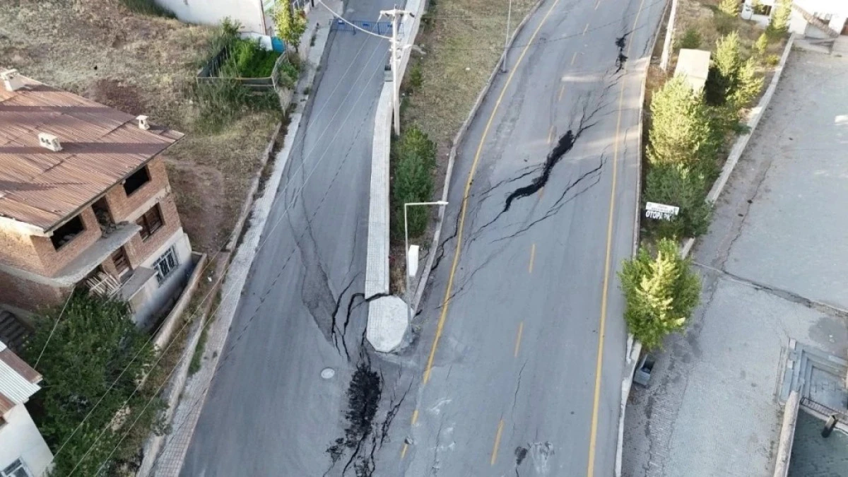 İspir’de heyelan, 70 daire tedbir amaçlı tahliye edildi.