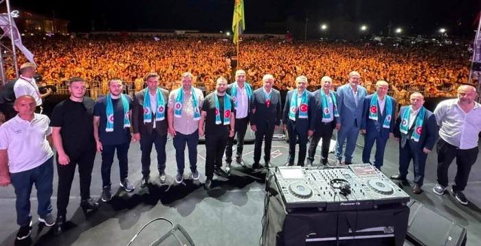 ​Rize’de tarihi konser: 40 binden fazla kişi şenliğe akın etti