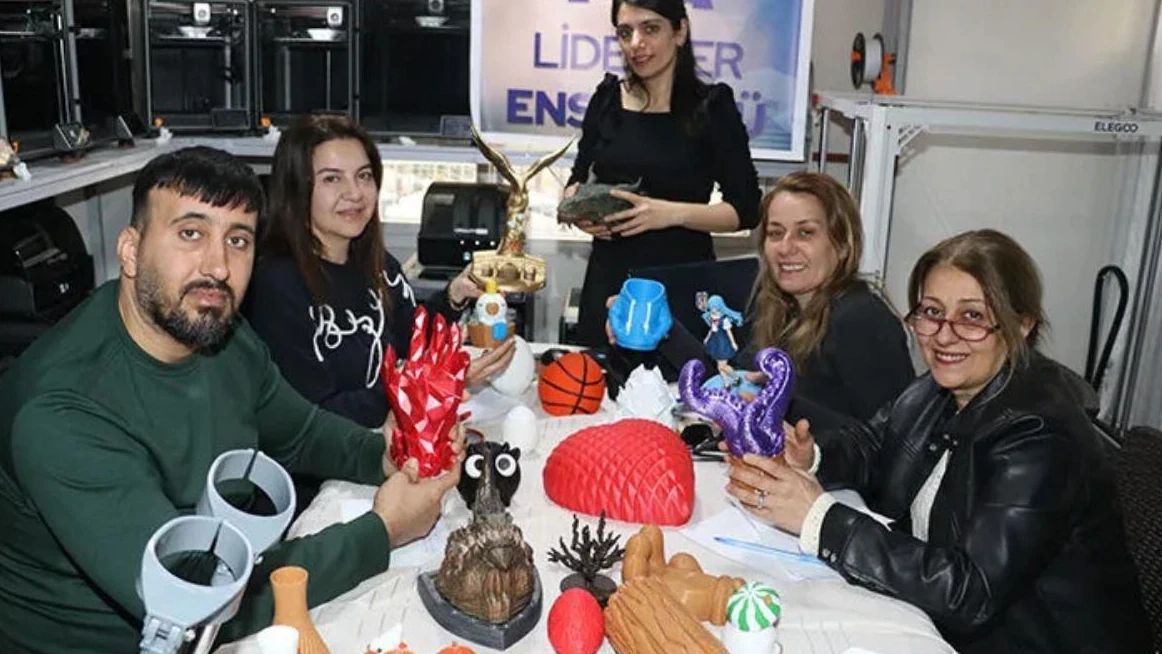 Kadınlar ve Engelli Bireyler Dijital Ekonomiye Liderler Enstitüsü İle Hazırlanıyor