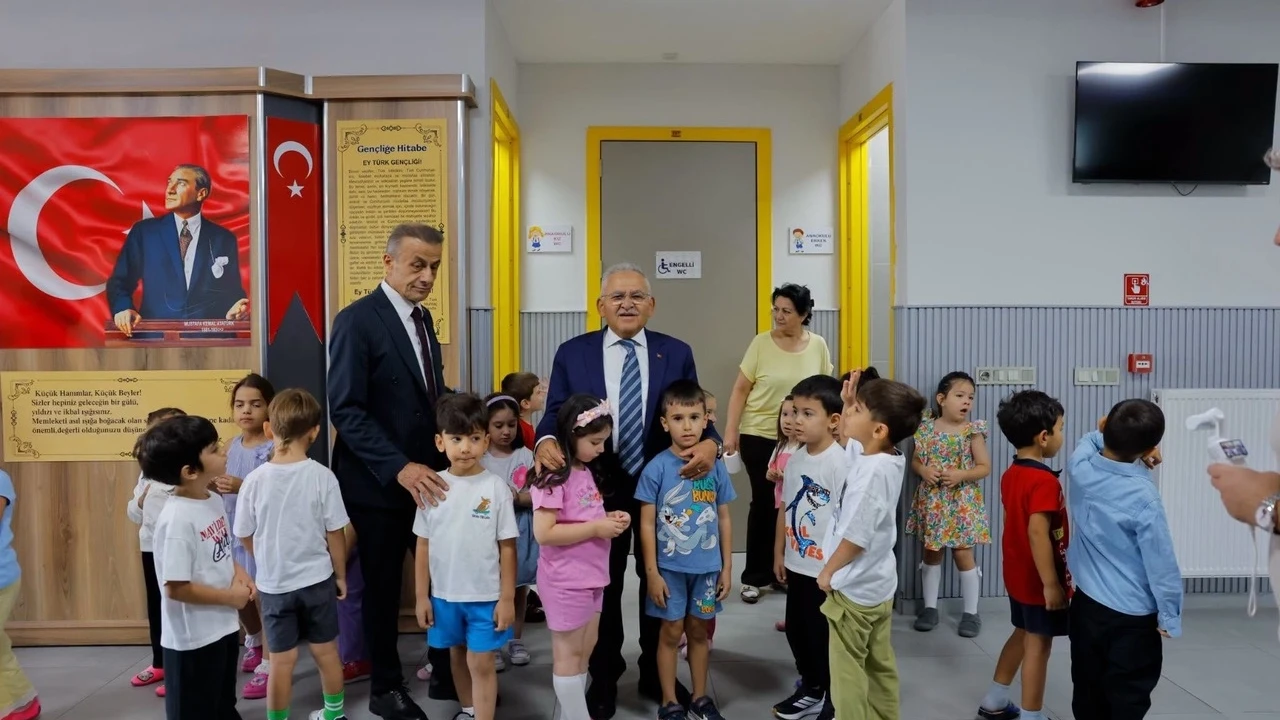 Memduh Büyükkılıç Kayserili öğrencilerin ilk gün heyecanına ortak oldu