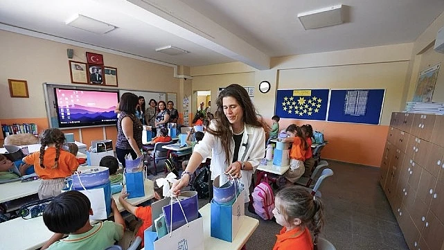 Çeşme Belediyesinden minik öğrencilere “Okula Hoş Geldin” desteği