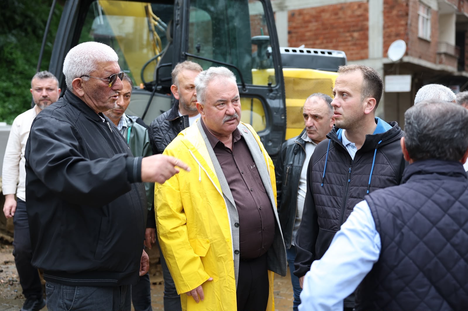 yilmaz-katmer-afet-bolgelerinde-calismalari-yerinde-takip-ettti-1-111816