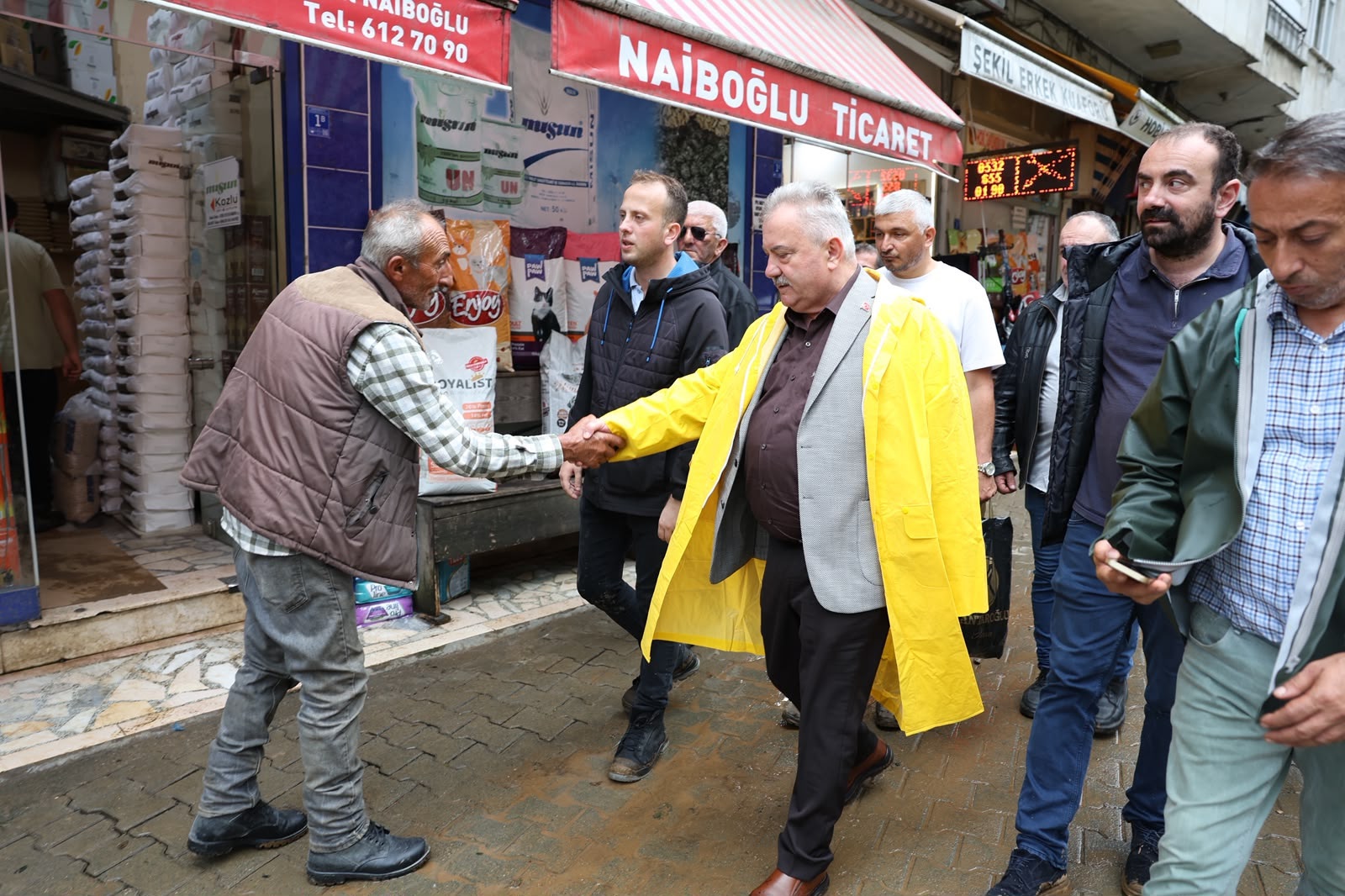 yilmaz-katmer-afet-bolgelerinde-calismalari-yerinde-takip-ettti-2-111825