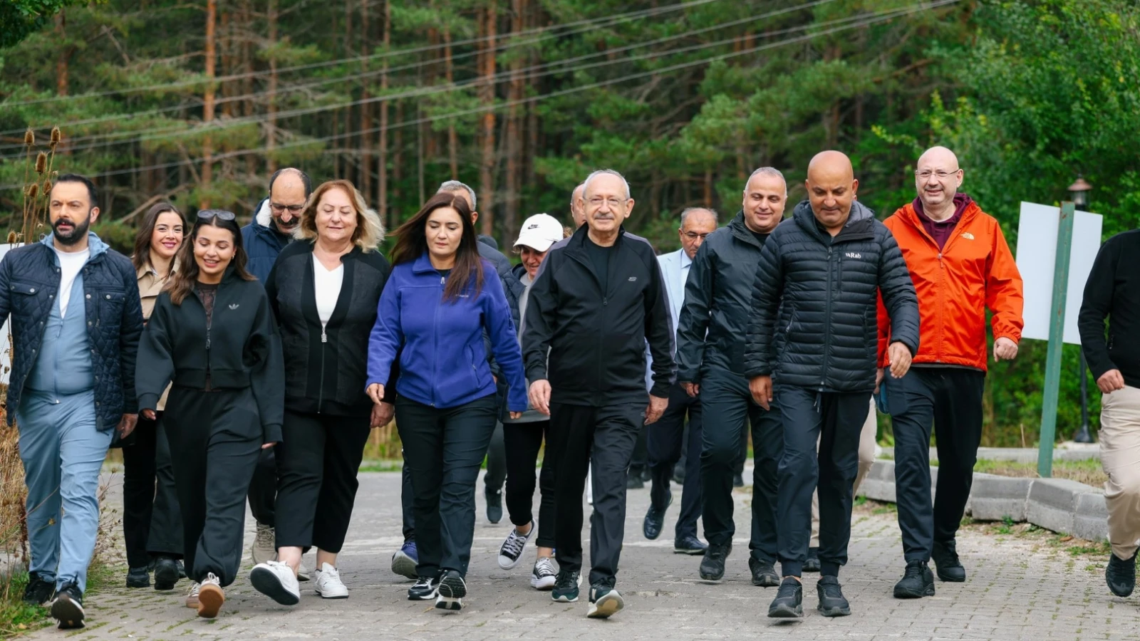 CHP lideri Kılıçdaroğlu kampın son gününe göl kenarında yürüyüşle başladı