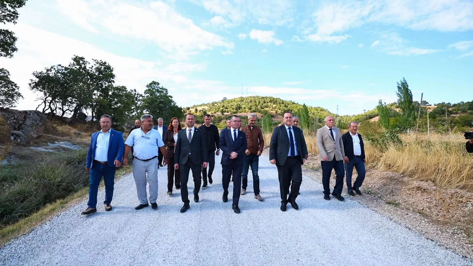 Demirci’de 12 mahalleye ulaşım sağlayan yola yakın mercek