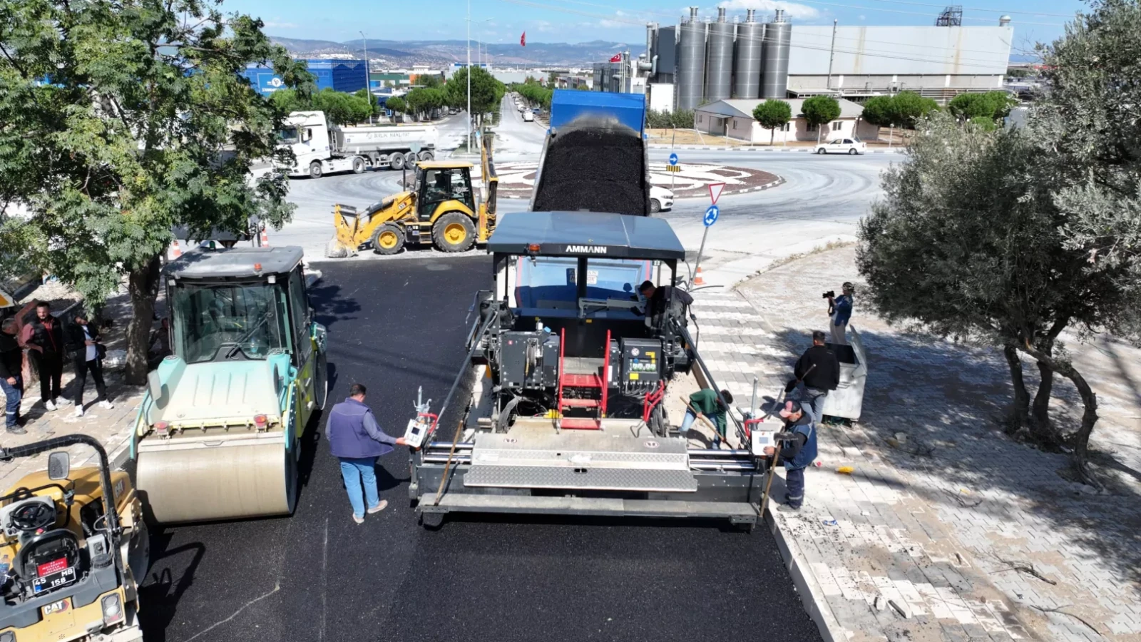 Manisa Yunusemre Emlakdere’de 2 kilometrelik yola sıcak asfalt