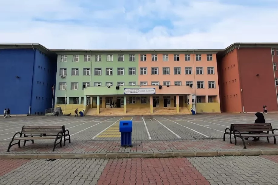Okulda bıçaklı saldırı. öğrenciden biri hayatını kaybetti