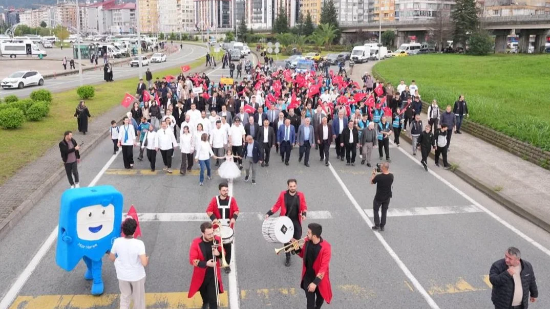 Rize'de Muhteşem kortej Vatandaşlardan Büyük ilgi Gördü