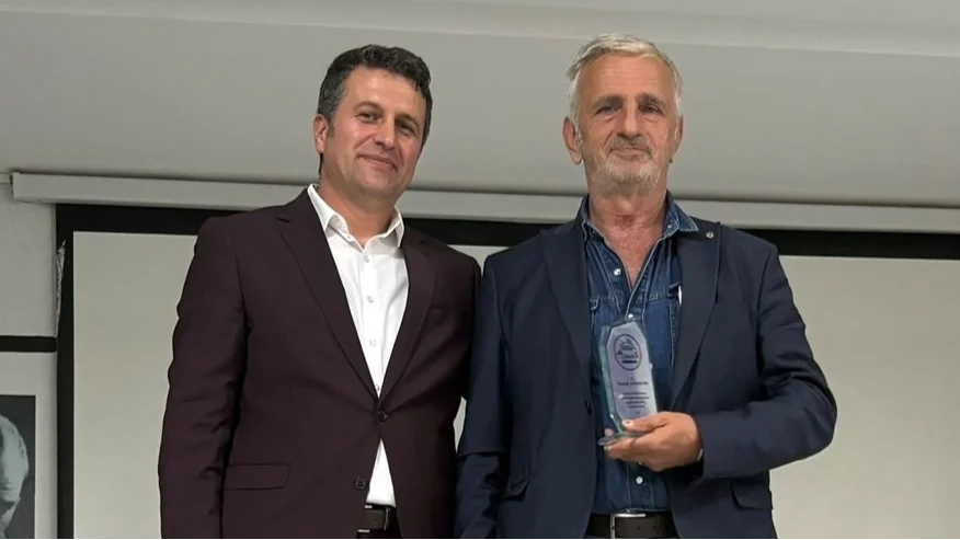 Rize'de Okul Aile Birliği Başkanlığı Yapan Gazeteci Bayrak'a Plaket
