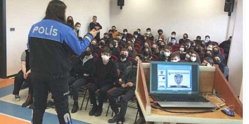 Kocaeli Polisinden öğrencilere çok önemli siber bilgilendirme