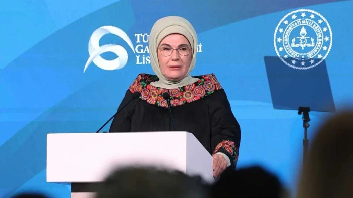 Üniversitede Emine Erdoğan sürprizi