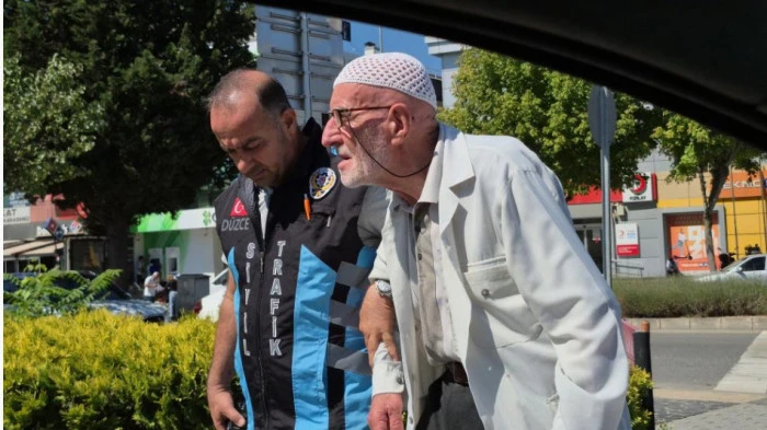 Polisten örnek hareket. Yürekleri ısıttı