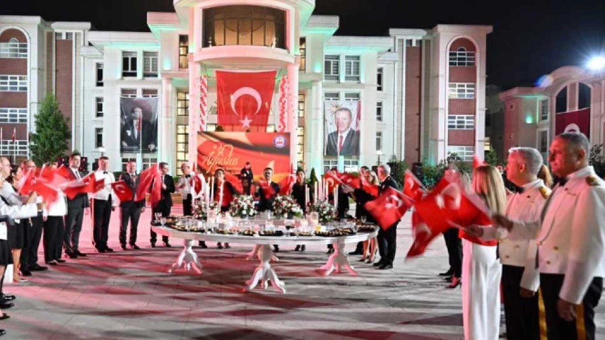 Vali Aktaş ile eşi Songül Aktaş'tan Zafer Bayramı resepsiyonu