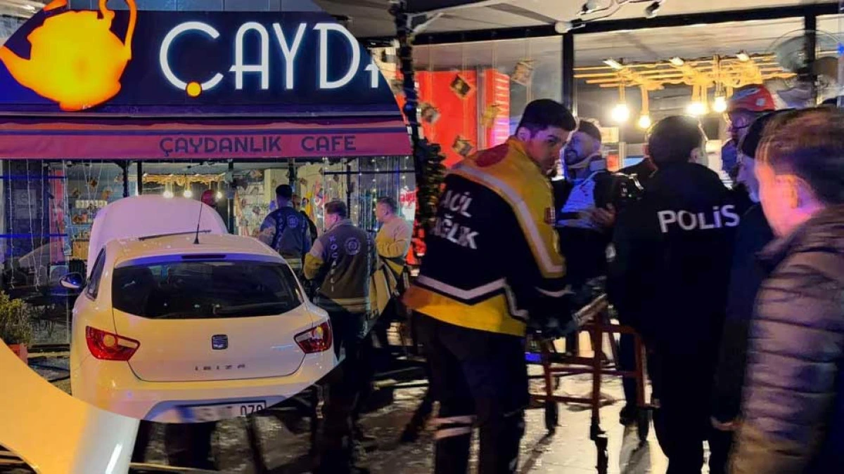 Otomobil kafeye daldı. Yaralılar var