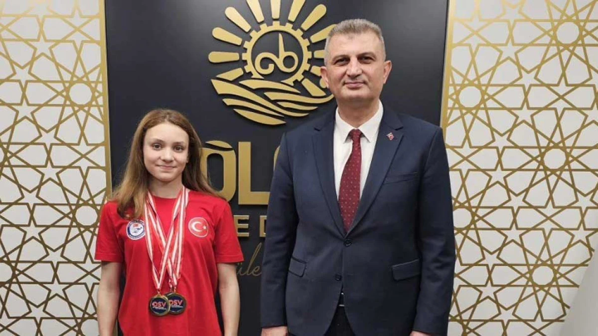 Gölcüklü şampiyon Alara, sevincini Başkan Sezer ile paylaştı