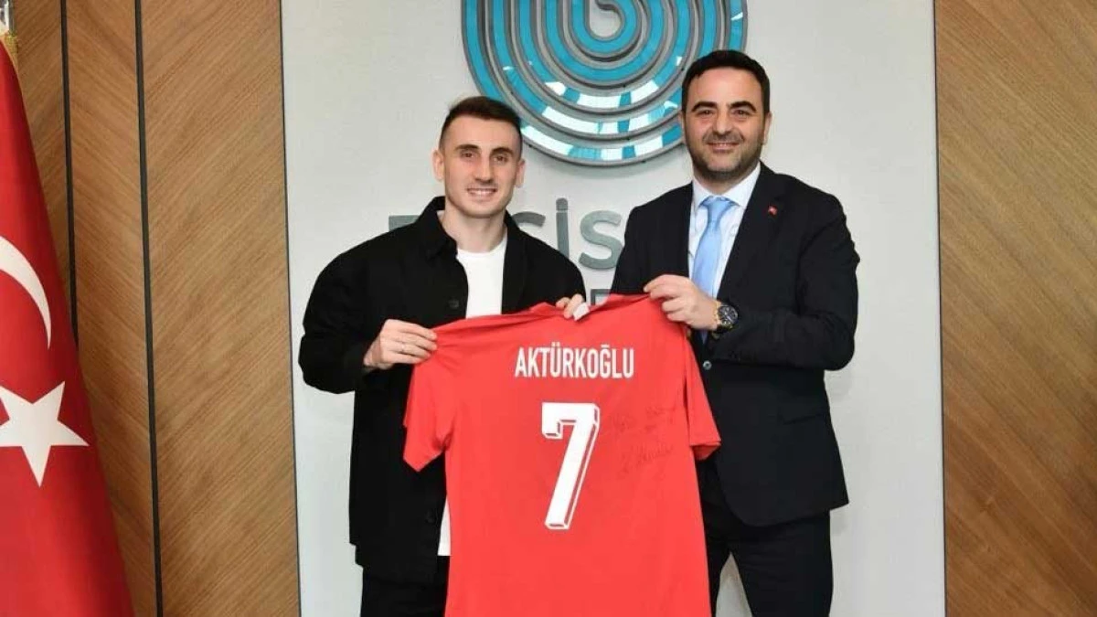 Kerem Aktürkoğlu'ndan Başkan Özlü'ye anlamlı hediye