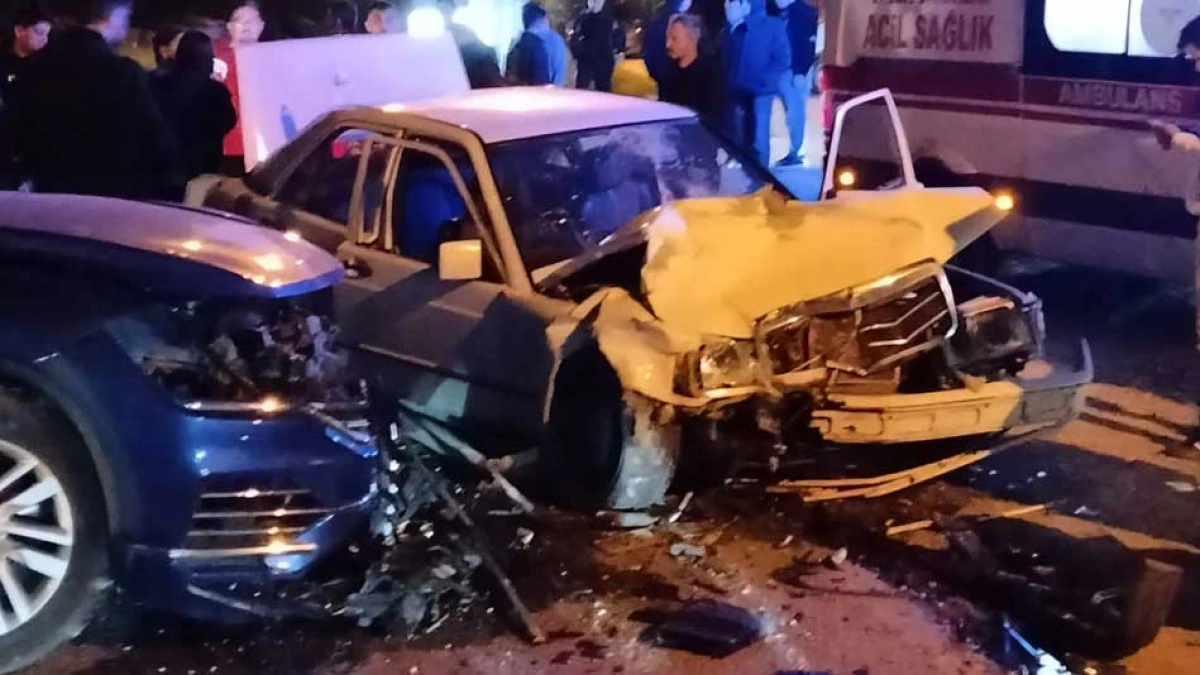 İki otomobilin çarpıştığı kazada çok sayıda yaralı