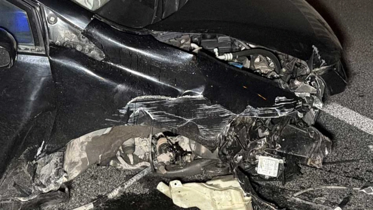Köprü korkuluklarına çarpan otomobil hurdaya döndü