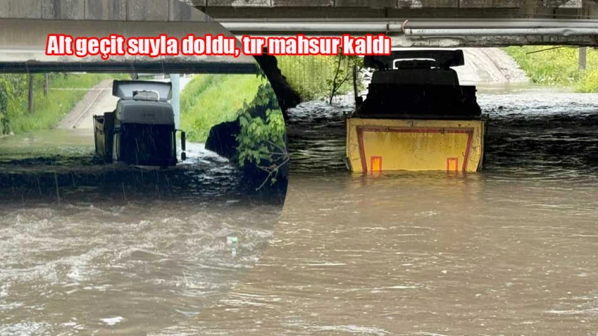 Kocaeli'de alt geçit suyla doldu, tır mahsur kaldı