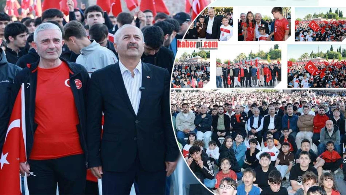 Gebze'de binlerce kişi Milli Maçı Kent Meydanında izledi