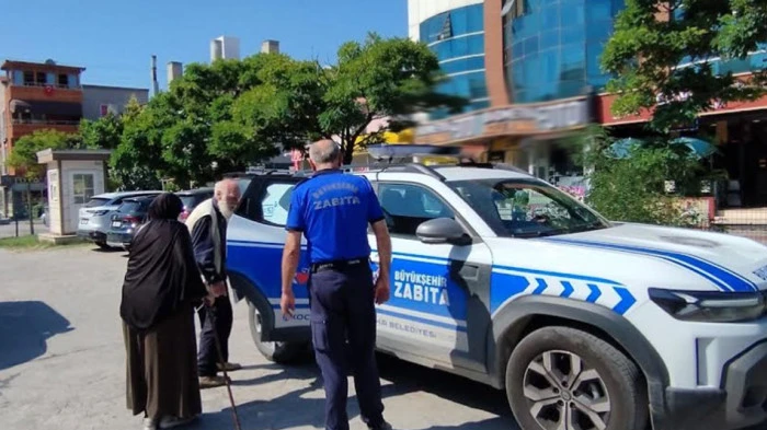 Kocaeli Zabıtası, yolunu kaybeden yaşlı çiftin imdadına koştu