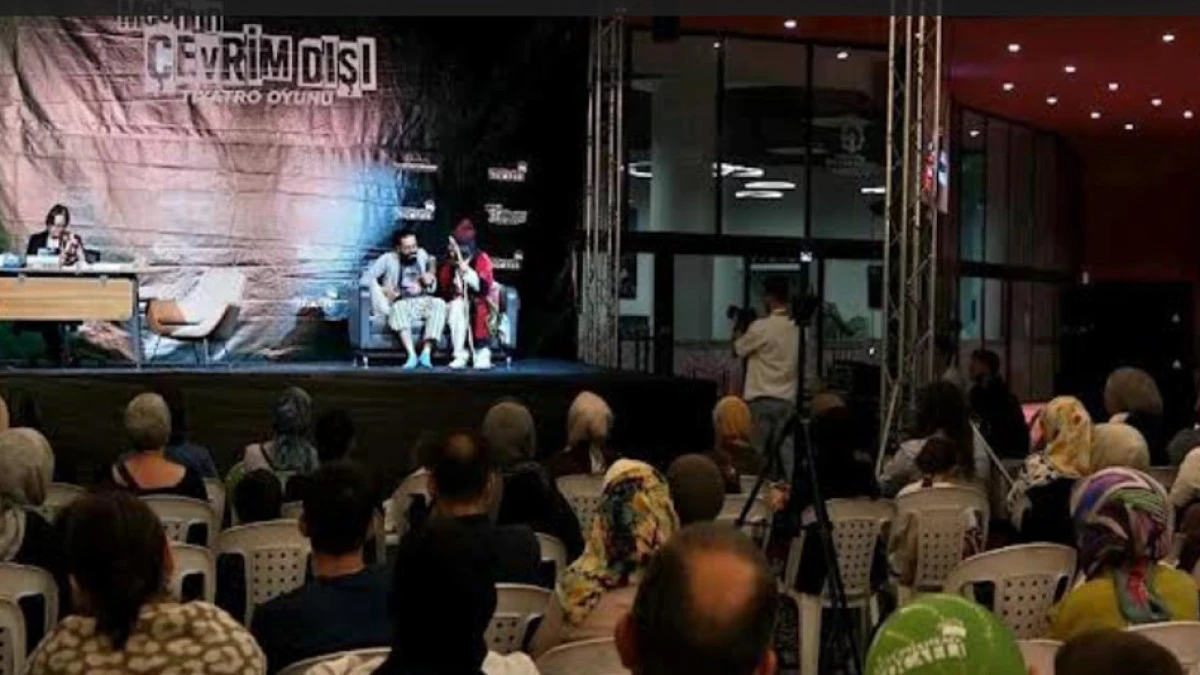 Mecnun Çevrim Dışı izleyici ile kütüphanede buluştu