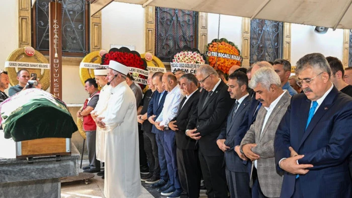 KOÜ Rektörü Cantürk'ün Annesi son yolculuğuna uğurlandı
