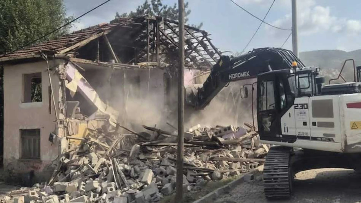 Gölcük Belediyesi metruk binalara geçit vermiyor