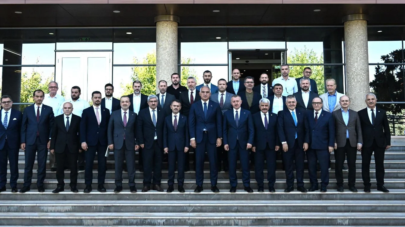 Bakan Ersoy Kocaeli'de Ticaret ve ve Turizm temsilcileriyle buluştu