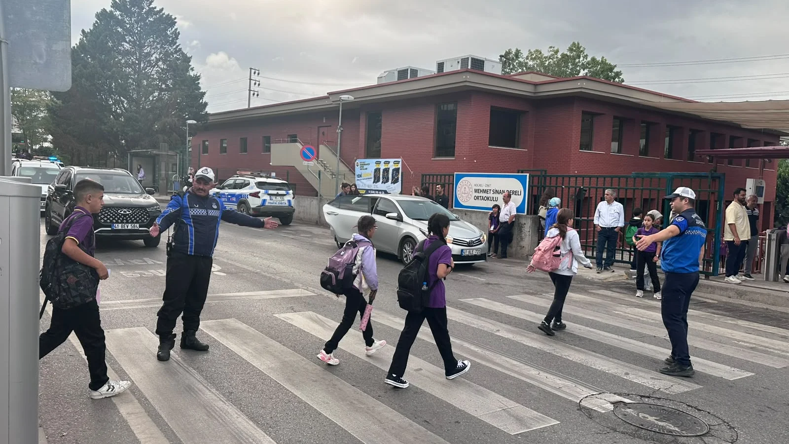 Kocaeli zabıtası öğrenciler için sahada