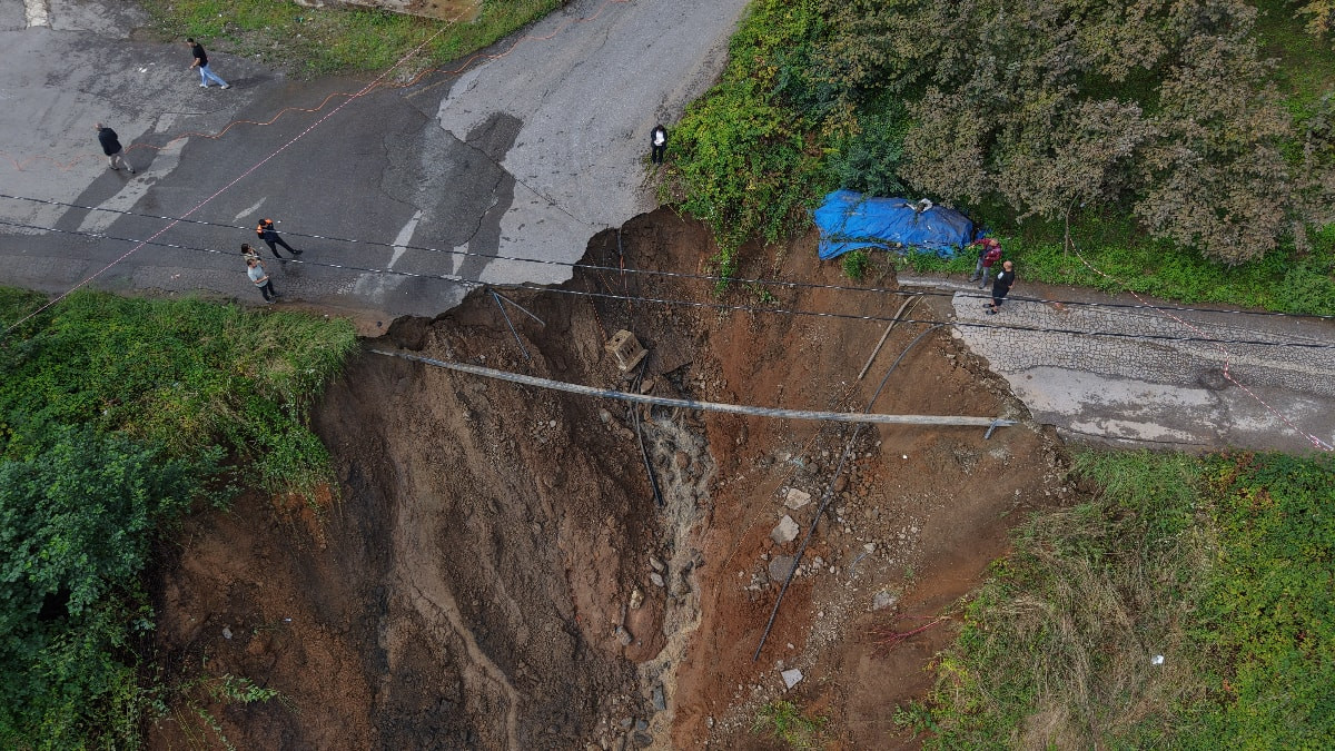 Trabzon'da mahalle yolu çöktü: Araç dereye sürüklendi, 2 yaralı