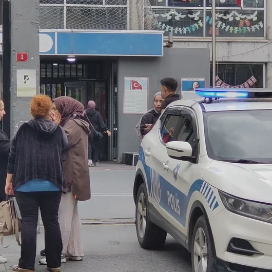 Bayrampaşa'da polis şüphelileri yakaladı: Tabancayı çocuklara verdiler