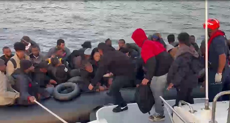 Didim'de lastik botta 60 göçmen yakalandı