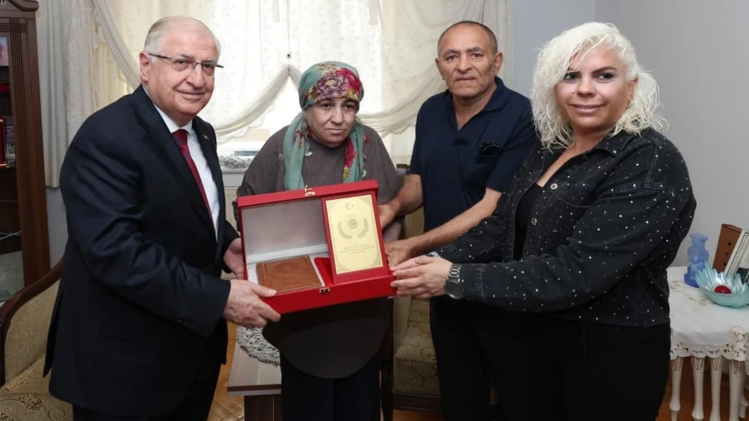 Bakan Güler Maltepe'de şehit Er Alaattin Buluç’un ailesini ziyaret etti