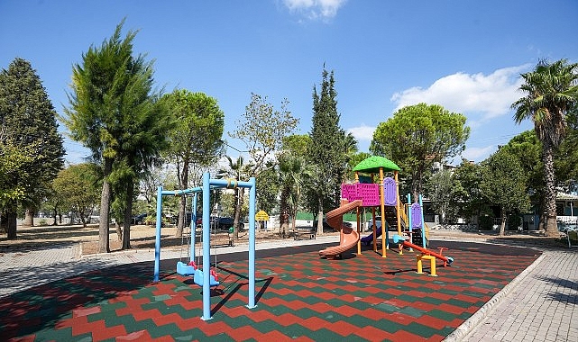 Gaziemir'de parklarda bakım: 3 parkta zemin ve oyun grupları yenilendi