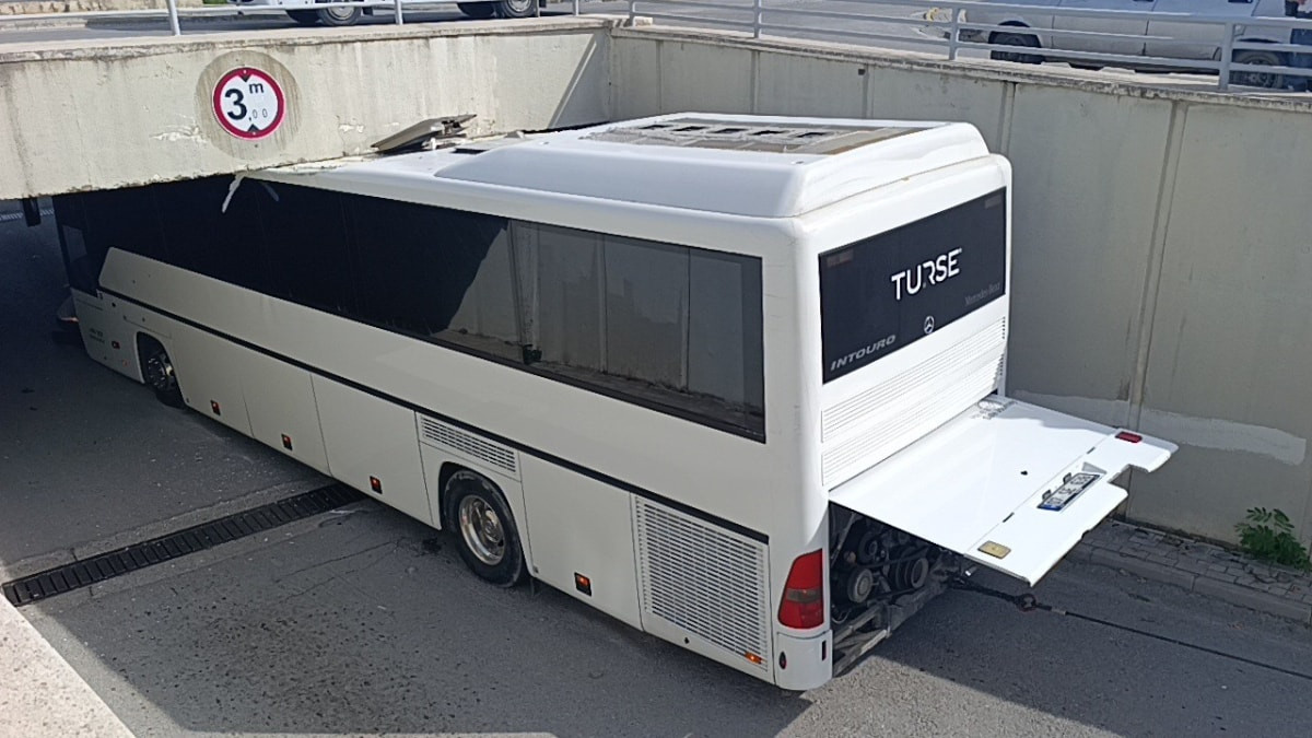 Manavgat'ta 3 metreyi aşan tur otobüsü alt geçide sıkıştı