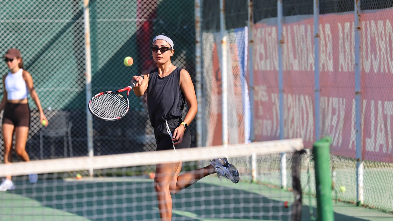 Antalya’da ücretsiz tenis kurslarıyla spor herkese ulaşıyor