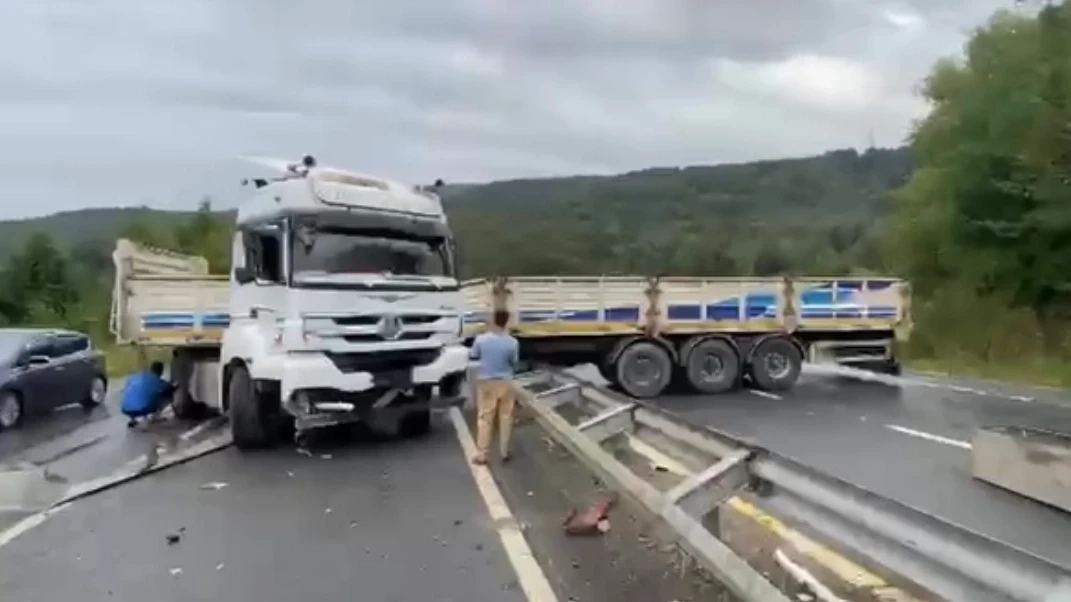 Düzce Akçakoca'da TIR makas attı, trafiği kilitledi!