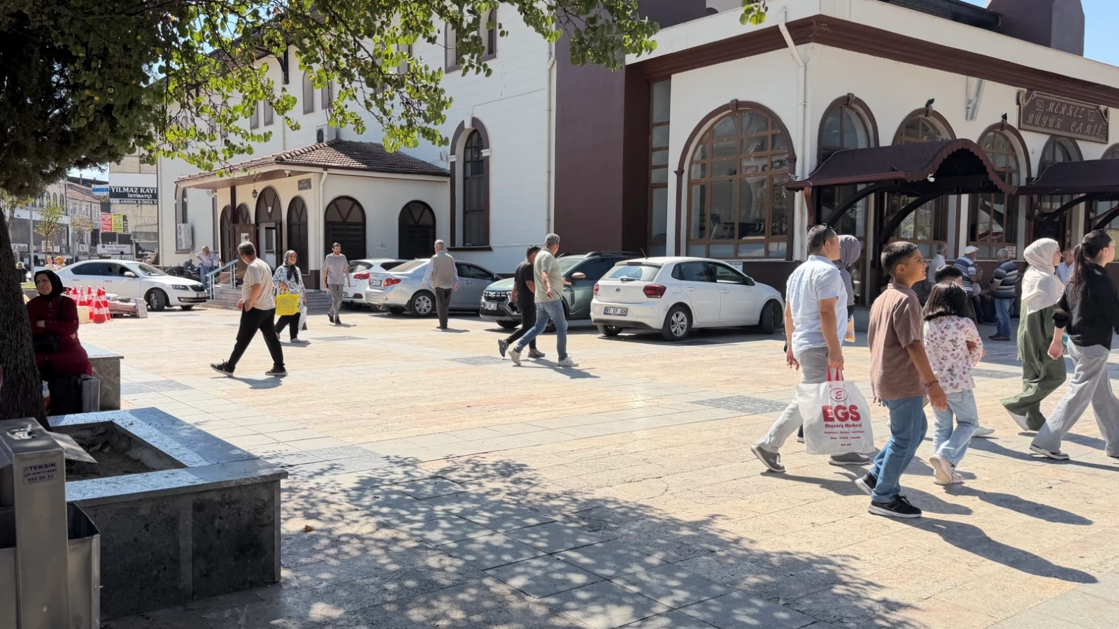 Düzce'de burası cami avlusu mu, otopark mı?