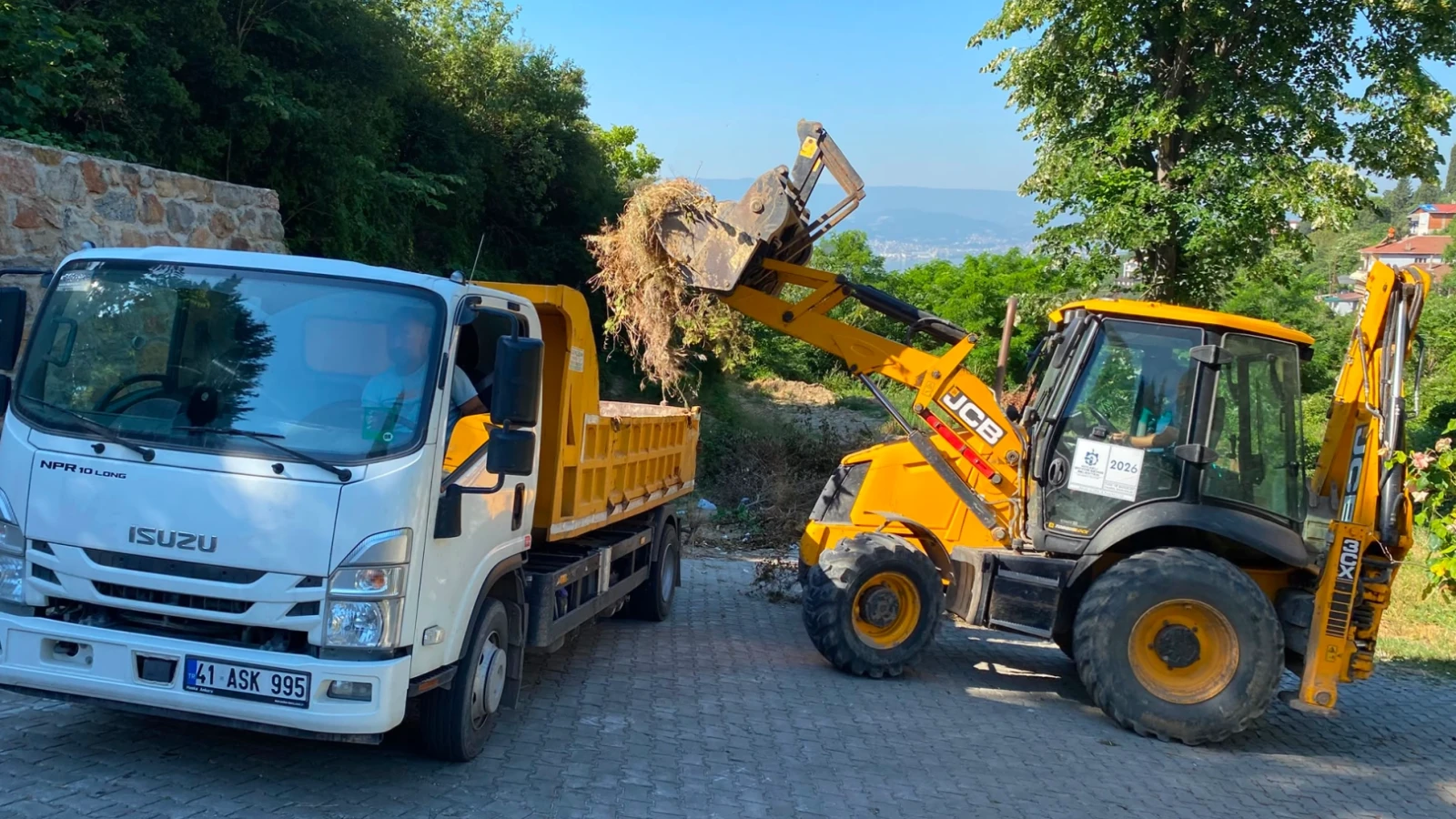 Kocaeli Büyükşehir’den mezarlıklara kesintisiz bakım