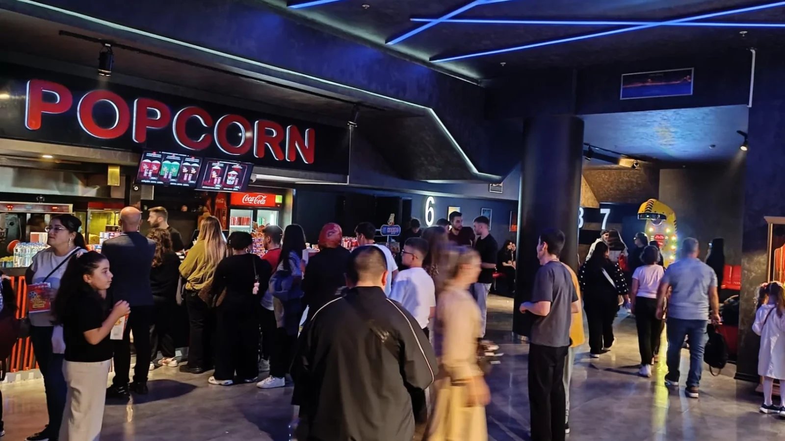 75 ilin sinemalarında salonlar doldu taştı