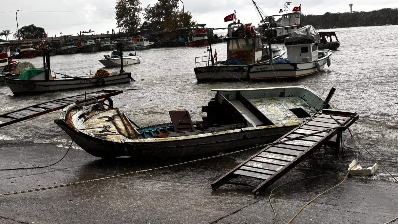 Düzce Akçakoca’da fırtına 14 tekneye zarar verdi