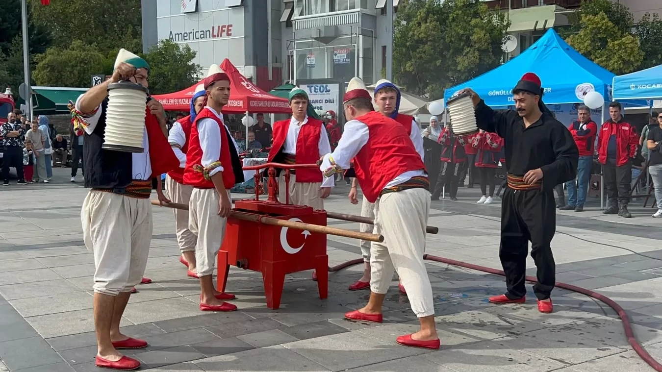 Kocaeli meydanları İtfaiye Haftası’nda renklendi