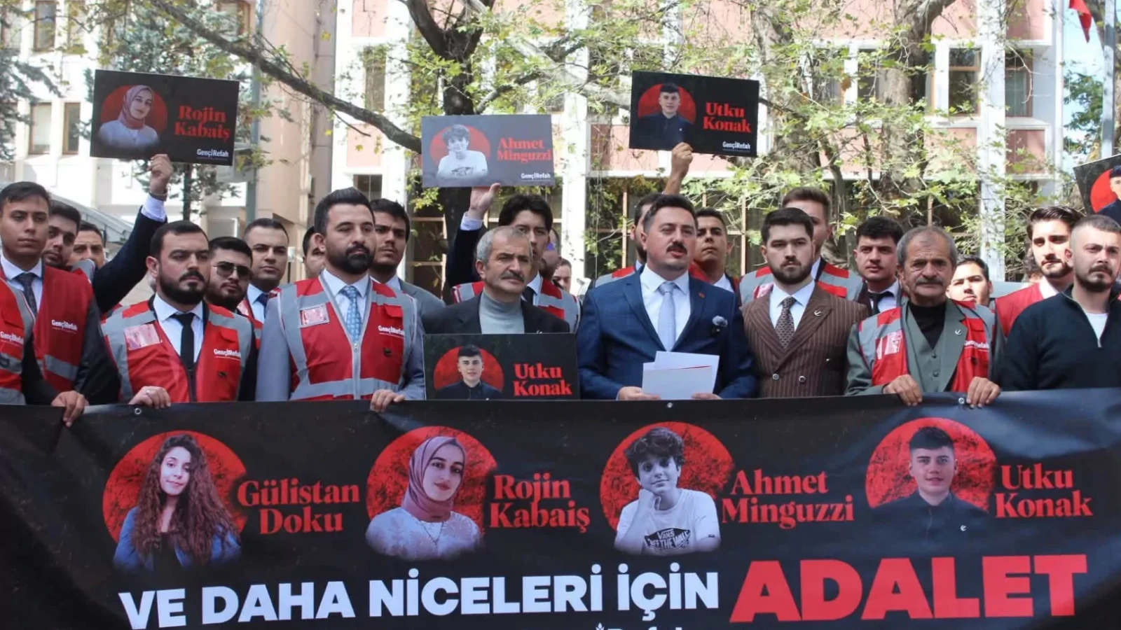 Yeniden Refah Gençlik Kolları’ndan Adalet Bakanlığı önünde “adalet” çağrısı