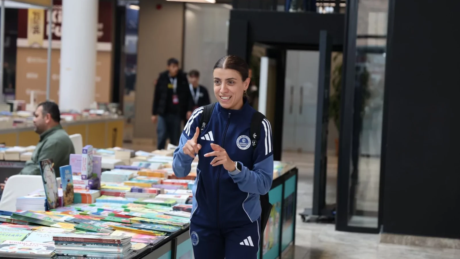 İrem, kitapların dünyasını işaret diliyle keşfetti