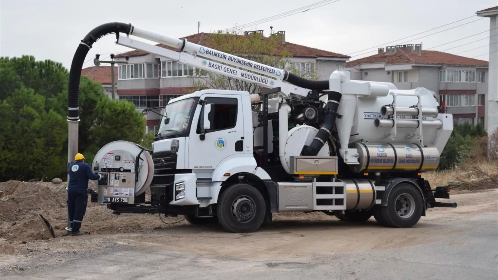 BASKİ’nin yeni vactorları sahaya indi