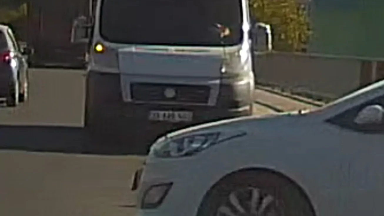 Düzce’de ters yönde ilerleyen minibüs trafiği tehlikeye düşürdü