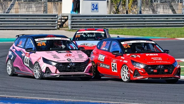 İstanbul Park'ta zirve mücadelesi nefes kesti