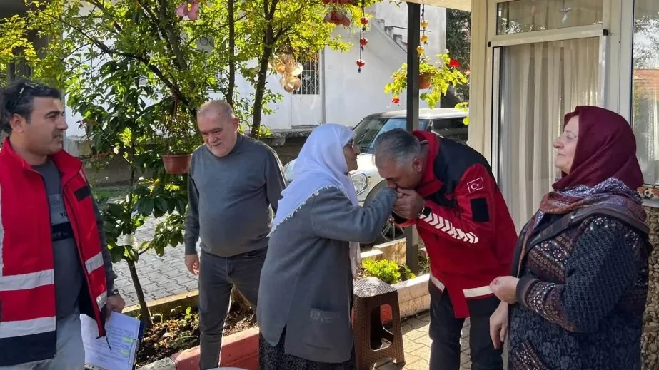 Kartepe Belediyesi Selden Etkilenen Vatandaşları Yalnız Bırakmıyor