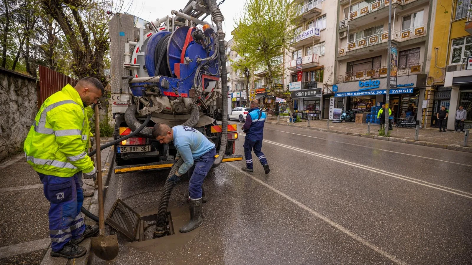 İzmir’de Yağış Mesaisi: İZSU 763 Personel ve 366 Araçla Sahada